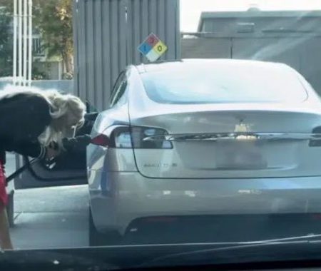 Δεν είναι Ανέκδοτο: Ξανθιά προσπαθεί να βάλει βενζίνη σε ηλεκτρικό αυτοκίνητο Tesla